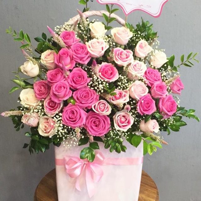 Giỏ tặng hoa sinh nhật cho em gái màu hồng