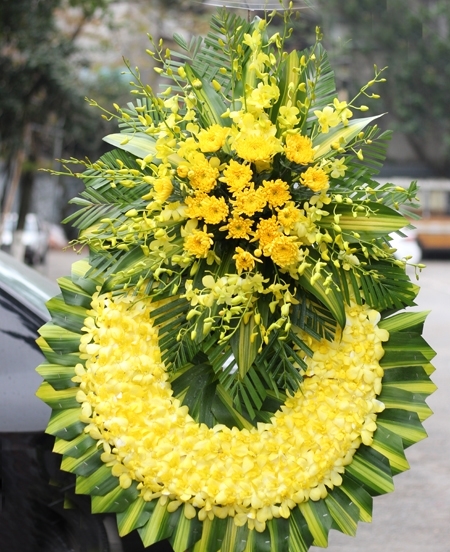 Vòng hoa đám tang màu vàng