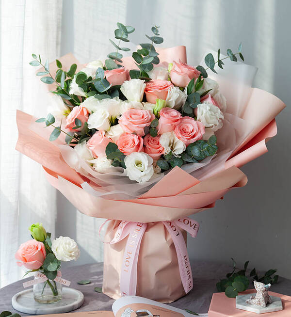Bó hoa mừng sinh nhật sếp nữ xen kẽ 2 màu hồng trắng
