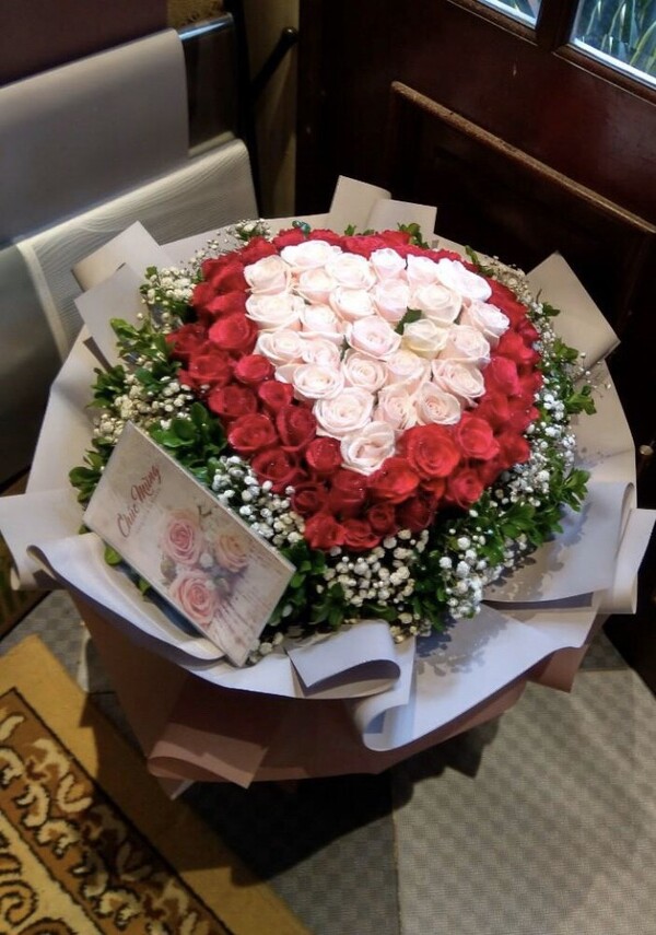 Nhiều món quà xen kẽ với tâm là bó hoa đẹp đầy rực rỡ tại AM Flowers