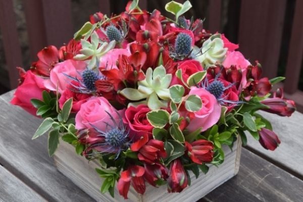 Hộp hoa tươi giúp vợ cảm nhận được sự trân trọng của bạn dành cho cô ấy