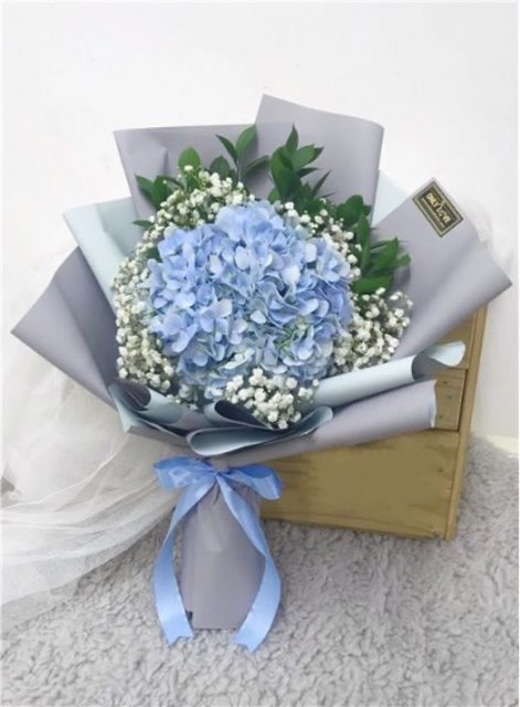 Hộp hoa tặng sinh nhật em trai màu xanh trời