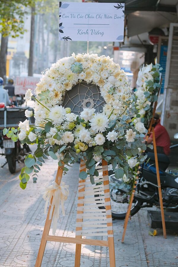đám tang hình ảnh hoa cúc trắng buồn